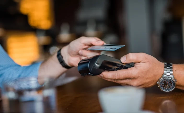 Qué son las tasas de intercambio en pagos con tarjeta y cómo funciona Proceso de autorización, compensación y liquidación